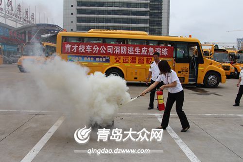 青島溫馨校車(chē)消防演練正在進(jìn)行