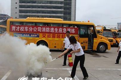 青島溫馨校車消防演練正在進(jìn)行