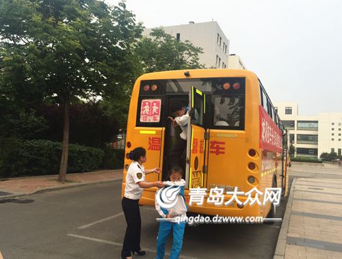 青島溫馨校車(chē)消防演練正在進(jìn)行