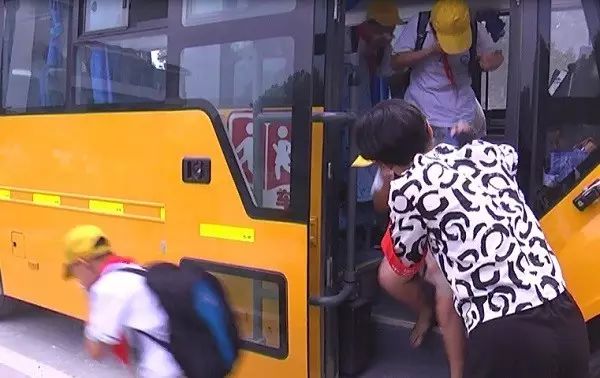 校車突發事故？浙江諸暨浣東街道中心學校來演練