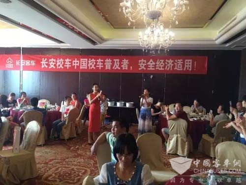 廣西博白縣校車推介活動現場火爆