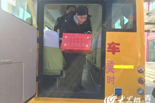 青島溫馨校車：“冬季送溫暖、衣舊暖人心”公益活動(dòng)