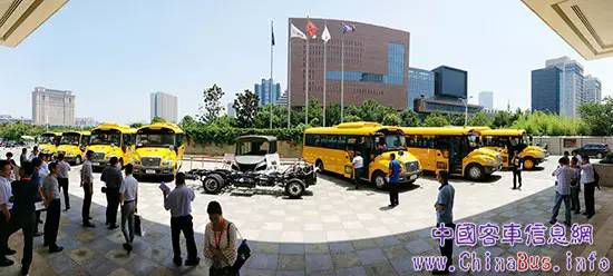 校車安全不是靠“45度角的仰望”，更需360度的行動！TA做到了