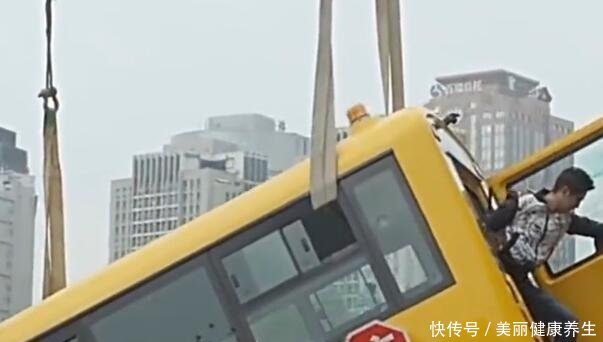 中國制造厲害了！國產校車暴力碰撞實驗，家長看完放心了