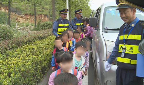 一輛滿載14名孩子的“黑校車”被查處 一輛滿載14名孩子的“黑校車”被查處