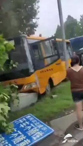 驚險】淄博一校車被外地大貨追尾，27名學生情況來了