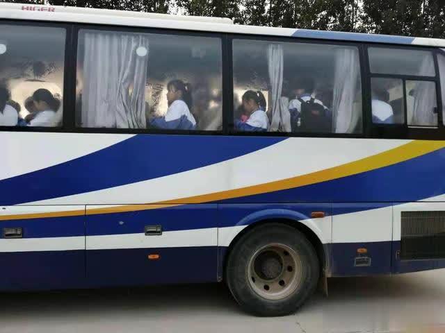 核載39人擠進49人，接舉報聊城臨清交警查獲一輛超員“黑校車”