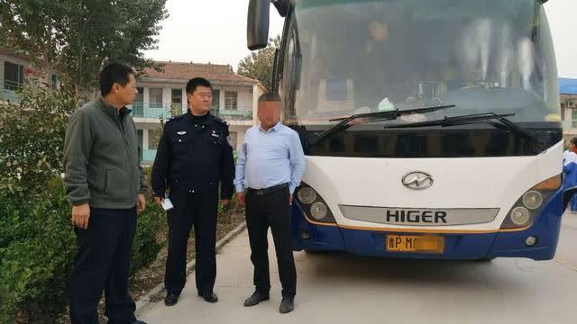 核載39人擠進49人，接舉報聊城臨清交警查獲一輛超員“黑校車”