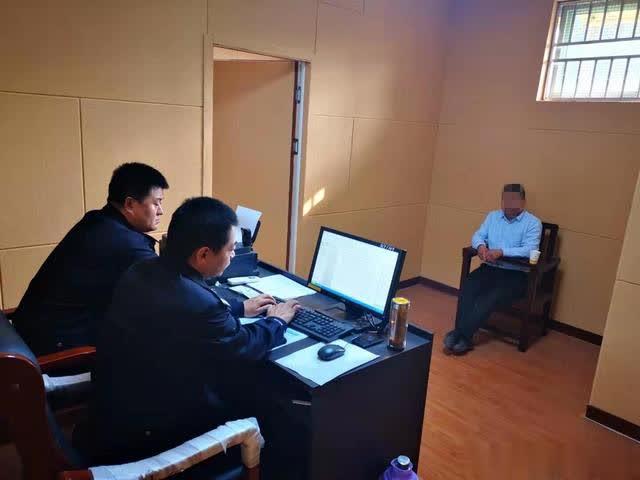 核載39人擠進49人，接舉報聊城臨清交警查獲一輛超員“黑校車”