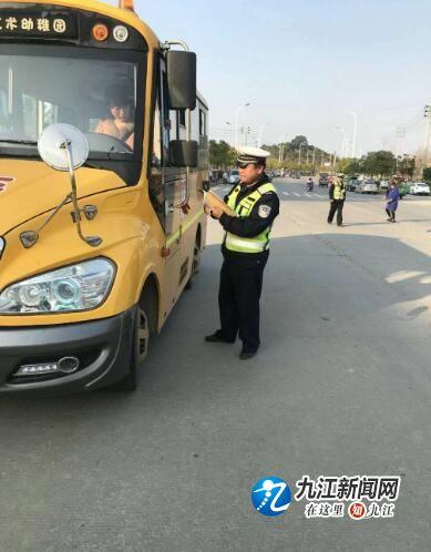 德安交警嚴查校車確保學生安全出行