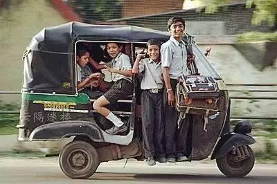 世界校車大PK，日本校車讓孩子搶著上學，俄羅斯校車讓孩子害怕