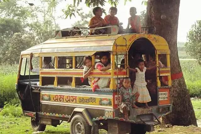 世界校車大PK，日本校車讓孩子搶著上學，俄羅斯校車讓孩子害怕