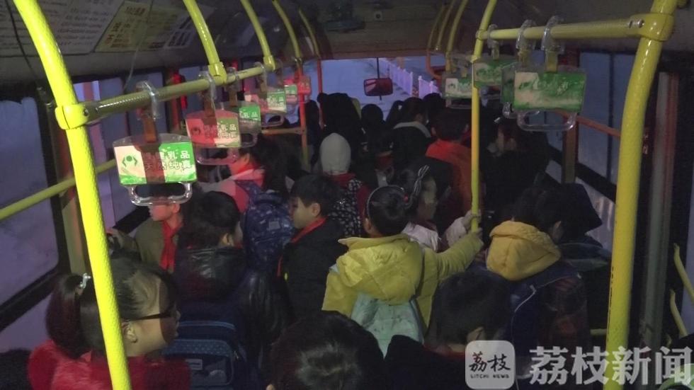 徐州交警一早查獲三輛“黑校車” 還有公交車“做兼職”