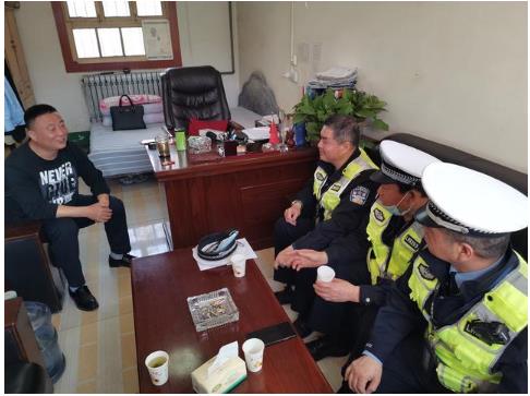 臨渭交警交斜中隊對轄區(qū)校車進行審驗督促