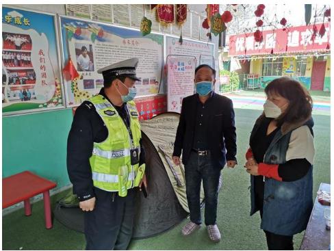 臨渭交警交斜中隊對轄區(qū)校車進行審驗督促