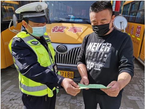 臨渭交警交斜中隊對轄區(qū)校車進行審驗督促