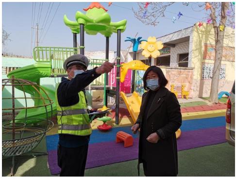 臨渭交警交斜中隊對轄區(qū)校車進行審驗督促