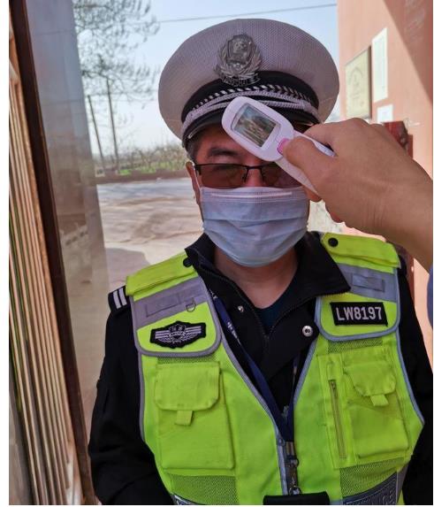 臨渭交警交斜中隊對轄區(qū)校車進行審驗督促