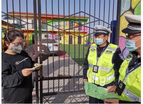 臨渭交警交斜中隊對轄區(qū)校車進行審驗督促