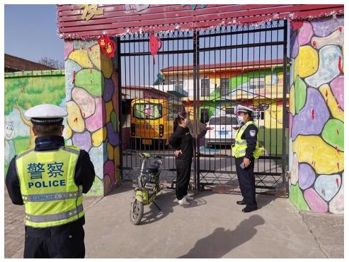 臨渭交警交斜中隊對轄區(qū)校車進行審驗督促