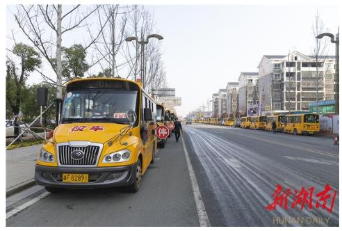 汨羅：校車(chē)集中防疫消毒 整裝待發(fā)“護(hù)航”上學(xué)路