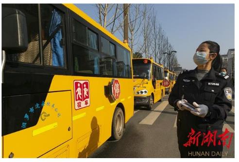 汨羅：校車(chē)集中防疫消毒 整裝待發(fā)“護(hù)航”上學(xué)路