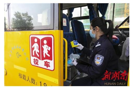 汨羅：校車(chē)集中防疫消毒 整裝待發(fā)“護(hù)航”上學(xué)路