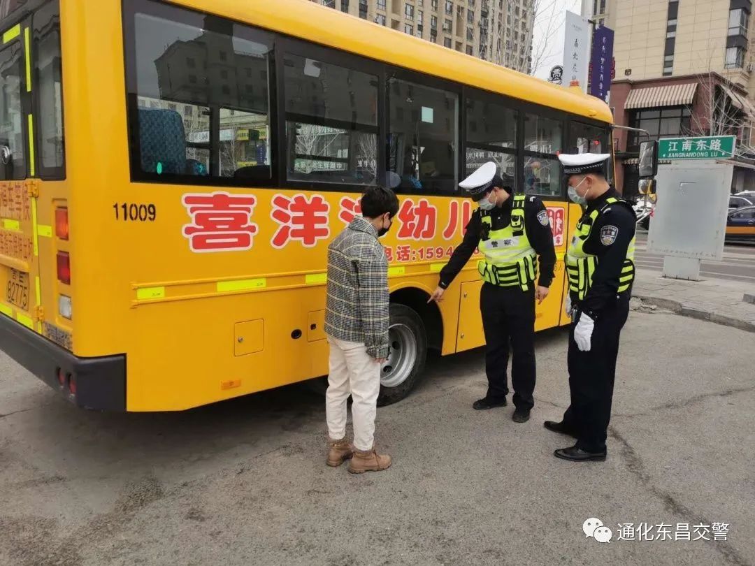 馬上要開學了，吉林省交警忙著走進校園排查校車安全隱患，檢查校園道路周邊交通安全環境