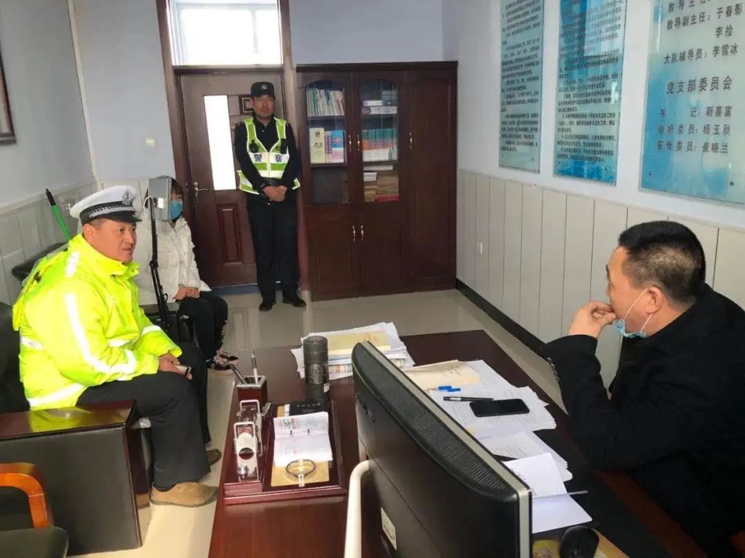 馬上要開學了，吉林省交警忙著走進校園排查校車安全隱患，檢查校園道路周邊交通安全環境