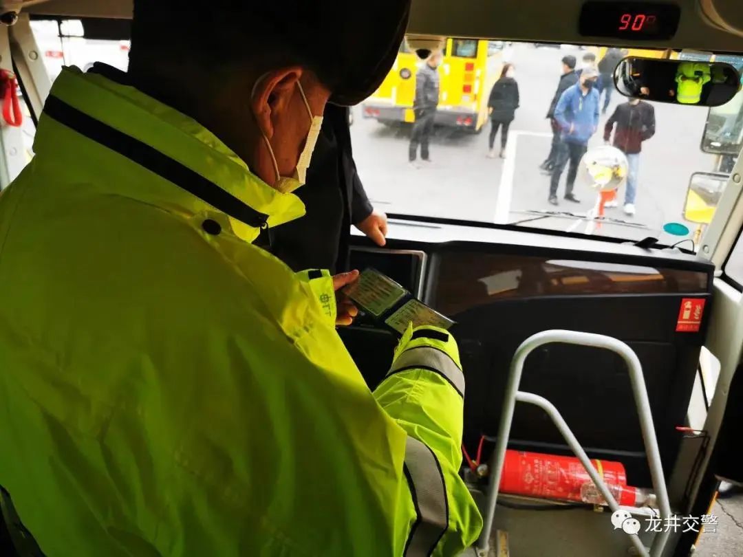 馬上要開學了，吉林省交警忙著走進校園排查校車安全隱患，檢查校園道路周邊交通安全環境