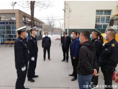 臨近開學 交警進學校為校車“體檢”