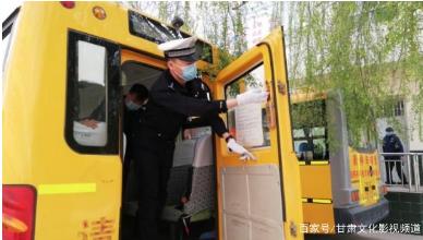 臨近開學 交警進學校為校車“體檢”