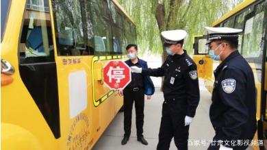 臨近開學 交警進學校為校車“體檢”