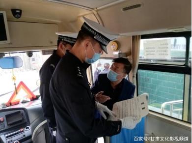 臨近開學 交警進學校為校車“體檢”
