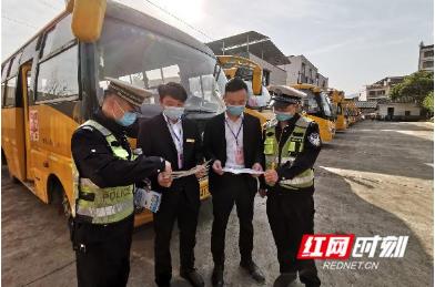 江永:開展校車消毒與安全檢查 江永:開展校車消毒與安全檢查