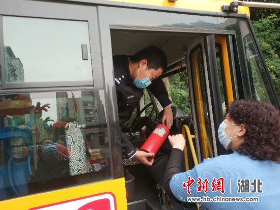 襄陽樊城警方深入轄區校園開展校車安全大檢查