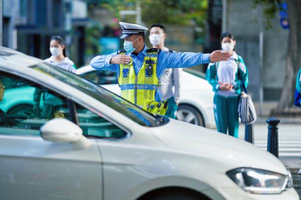 返校首日，廣州交警出動3100余警力全程護航