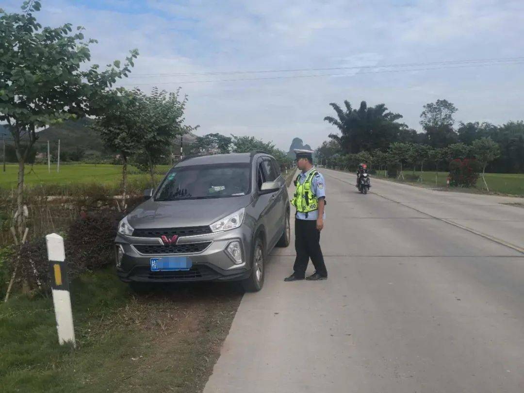 廣西:梧州這輛 “黑校車” 讓人嚇一跳!如此超載,實在危險 廣西:梧州這輛 “黑校車” 讓人嚇一跳!如此超載,實在危險