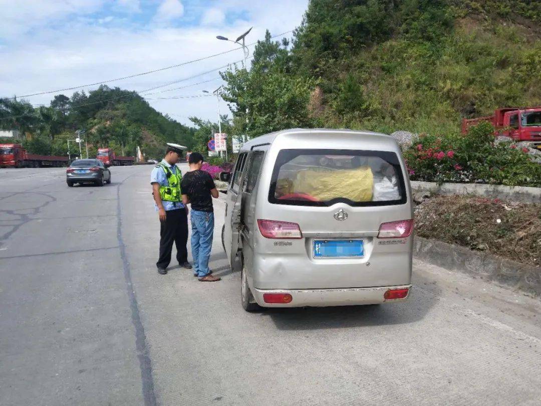 廣西:梧州這輛 “黑校車” 讓人嚇一跳!如此超載,實在危險 廣西:梧州這輛 “黑校車” 讓人嚇一跳!如此超載,實在危險