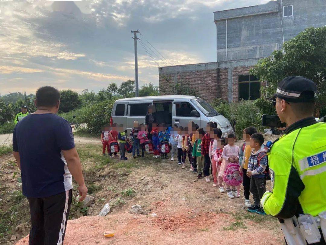 廣西:梧州這輛 “黑校車” 讓人嚇一跳!如此超載,實在危險 廣西:梧州這輛 “黑校車” 讓人嚇一跳!如此超載,實在危險