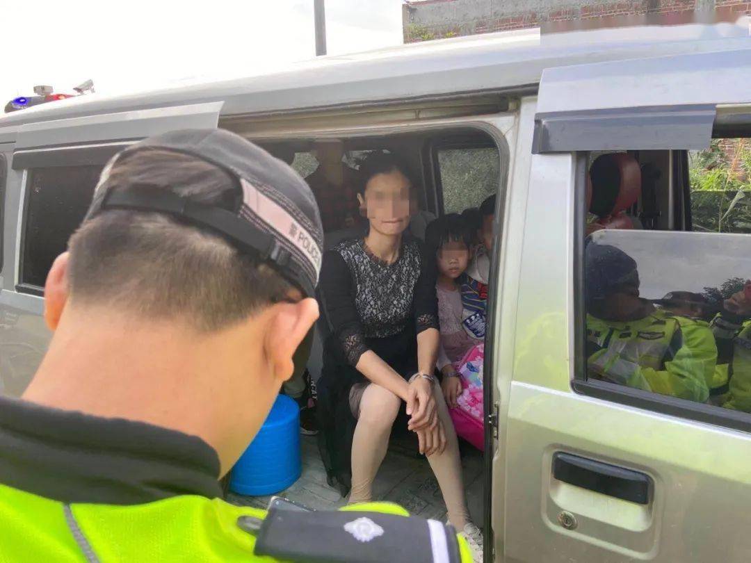 廣西:梧州這輛 “黑校車” 讓人嚇一跳!如此超載,實在危險 廣西:梧州這輛 “黑校車” 讓人嚇一跳!如此超載,實在危險