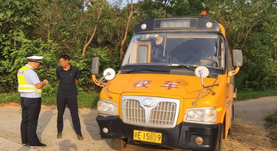 都昌交警查處一起校車未按規定路線行駛的交通違法行為