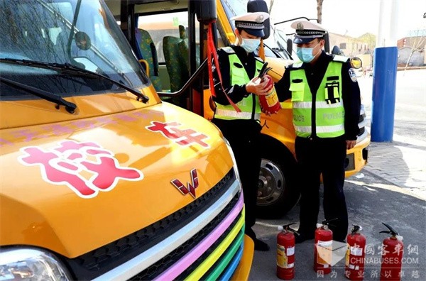 開學(xué)季，五菱校車又開啟一波全新守護(hù)！