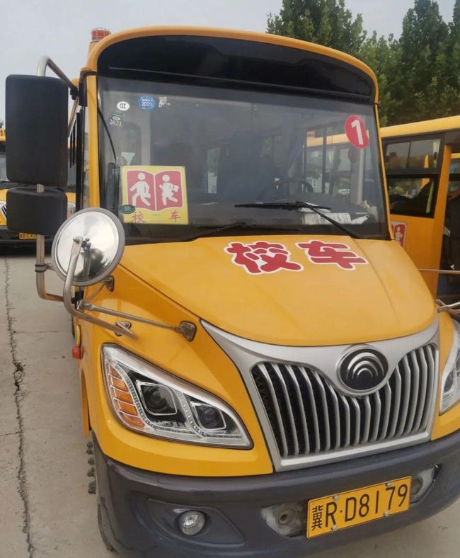 「筑平安勇擔當、護發展做貢獻」大廠交警為15家學校 35輛校車發放校車標牌 「筑平安勇擔當、護發展做貢獻」大廠交警為15家學校 35輛校車發放校車標牌