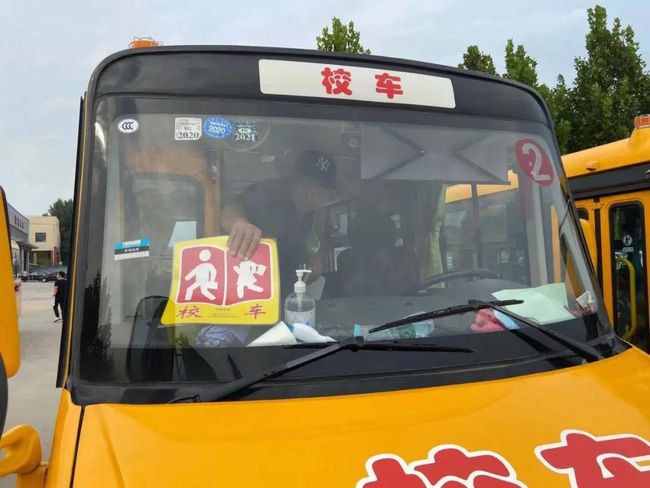 「筑平安勇擔當、護發展做貢獻」大廠交警為15家學校 35輛校車發放校車標牌 「筑平安勇擔當、護發展做貢獻」大廠交警為15家學校 35輛校車發放校車標牌