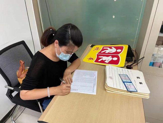 「筑平安勇擔當、護發展做貢獻」大廠交警為15家學校 35輛校車發放校車標牌 「筑平安勇擔當、護發展做貢獻」大廠交警為15家學校 35輛校車發放校車標牌