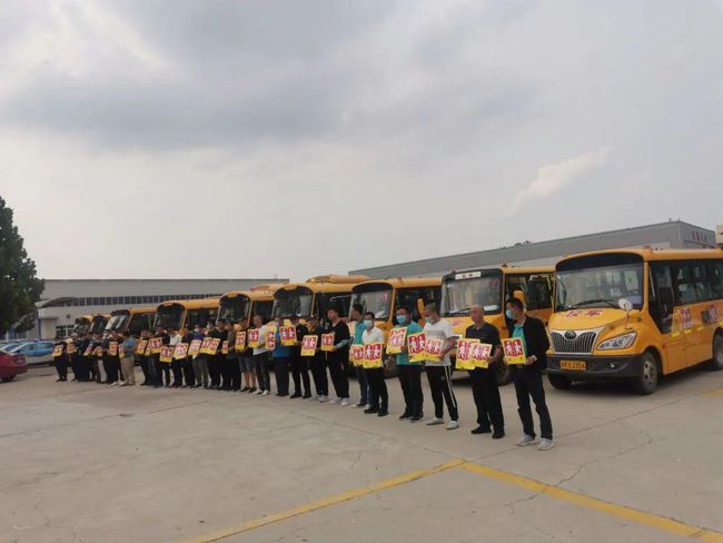 「筑平安勇擔當、護發展做貢獻」大廠交警為15家學校 35輛校車發放校車標牌 「筑平安勇擔當、護發展做貢獻」大廠交警為15家學校 35輛校車發放校車標牌