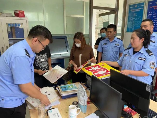 「筑平安勇擔當、護發展做貢獻」大廠交警為15家學校 35輛校車發放校車標牌 「筑平安勇擔當、護發展做貢獻」大廠交警為15家學校 35輛校車發放校車標牌