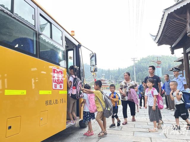 鄉(xiāng)村校車護航孩子求學路