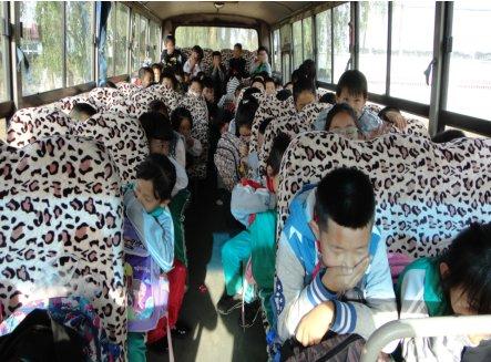 保障校車安全尊重孩子生命！昌圖縣十八家子鎮中心小學舉行校車安全逃生演練活動